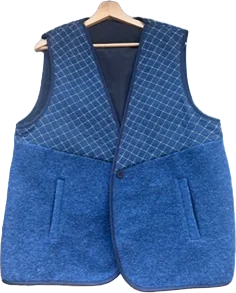 Gilet bleu matelassé détouré, posé sur fond uni, issu d'un test de reconnaissance.